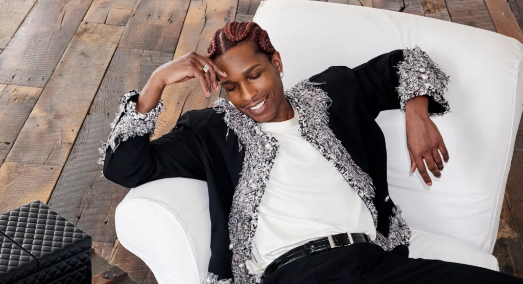 A$AP Rocky sorridente su una poltrona bianca, analisi del significato di Don't Be Dumb/Trip Baby