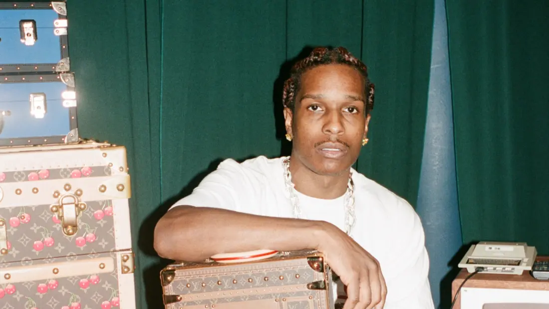 A$AP Rocky seduto su un baule Louis Vuitton, traduzione italiana del testo di Don't Be Dumb