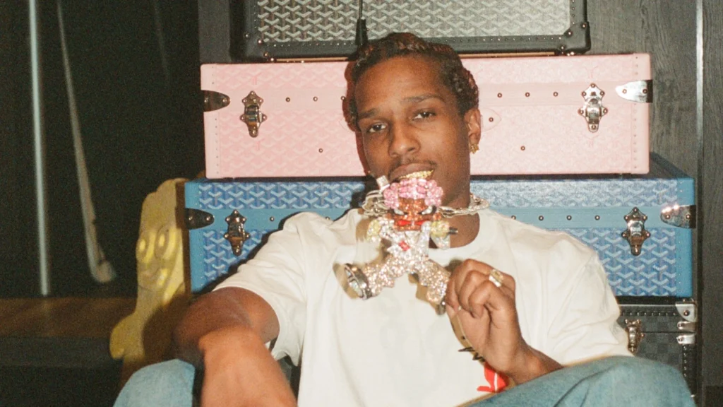 A$AP Rocky con una collana gioiello tra le mani, riferimento al testo di Trip Baby su identità e amore