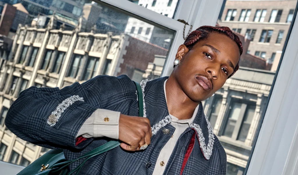 A$AP Rocky con lo skyline di New York alle spalle, il riferimento ad Harlem nel testo di Trip Baby