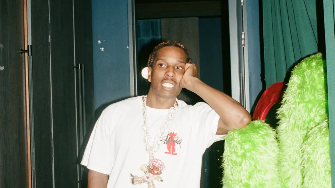 A$AP Rocky appoggiato a una sedia verde, Don't Be Dumb Trip Baby traduzione