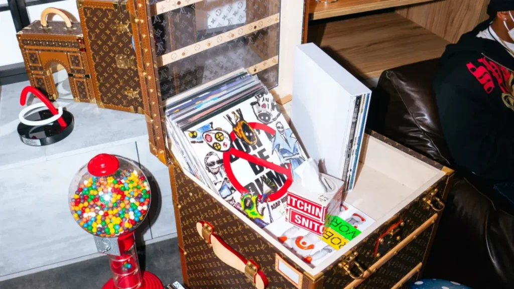 Collezione di vinili con la copertina di Don't Be Dumb di A$AP Rocky, che contiene anche Trip Baby