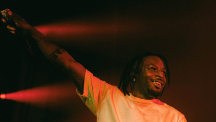Isaiah Rashad sorride a un suo live.