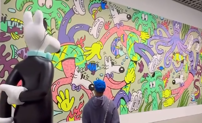 L'artista visivo Steven Harrington con una delle sue opere