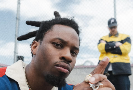 Denzel Curry indica verso l'obiettivo con Kenny Beats sullo sfondo: la recensione di ii