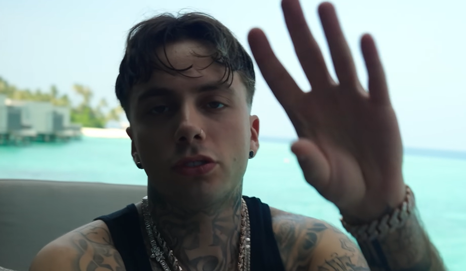 Tony Boy con la mano alzata davanti al mare: il nuovo album Cura chiede di rallentare