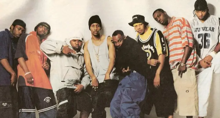 Foto di gruppo dei Wu-Tang Clan in posa su sfondo chiaro, autori dell'album in una sola copia Once Upon a Time in Shaolin